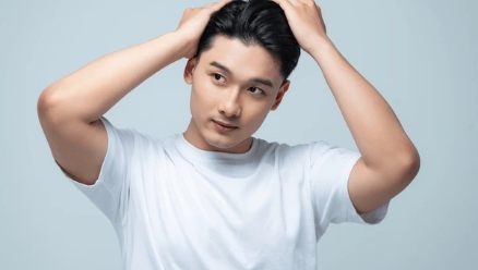 외부 자극에 노출되기 쉬움 - 물리적 손상(스타일링, 당김)이 누적되기 좋은 환경입니다.