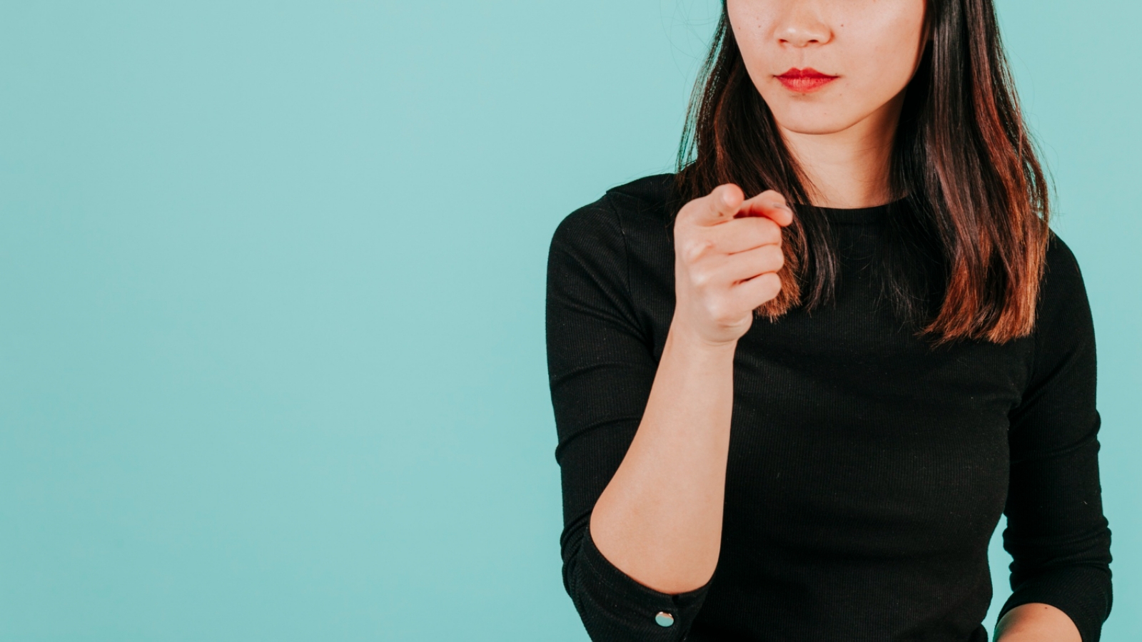 외부 자극에 노출되기 쉬움 - 물리적 손상(스타일링, 당김)이 누적되기 좋은 환경입니다.