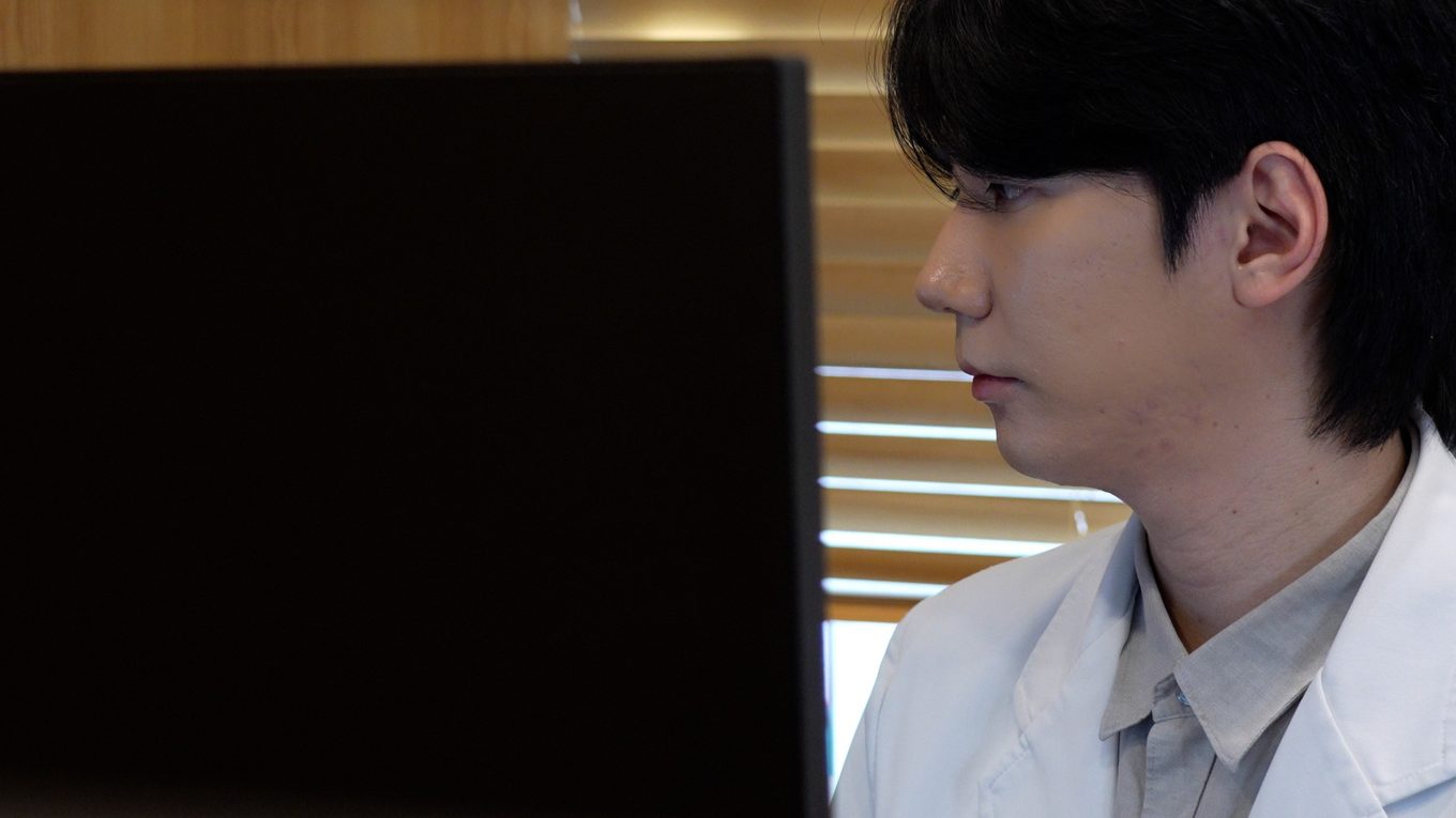 서초탈모병원 머리카락이 갑자기 가늘어졌다면? 모낭강화주사 치료가 중요한 시점일 수 있습니다
