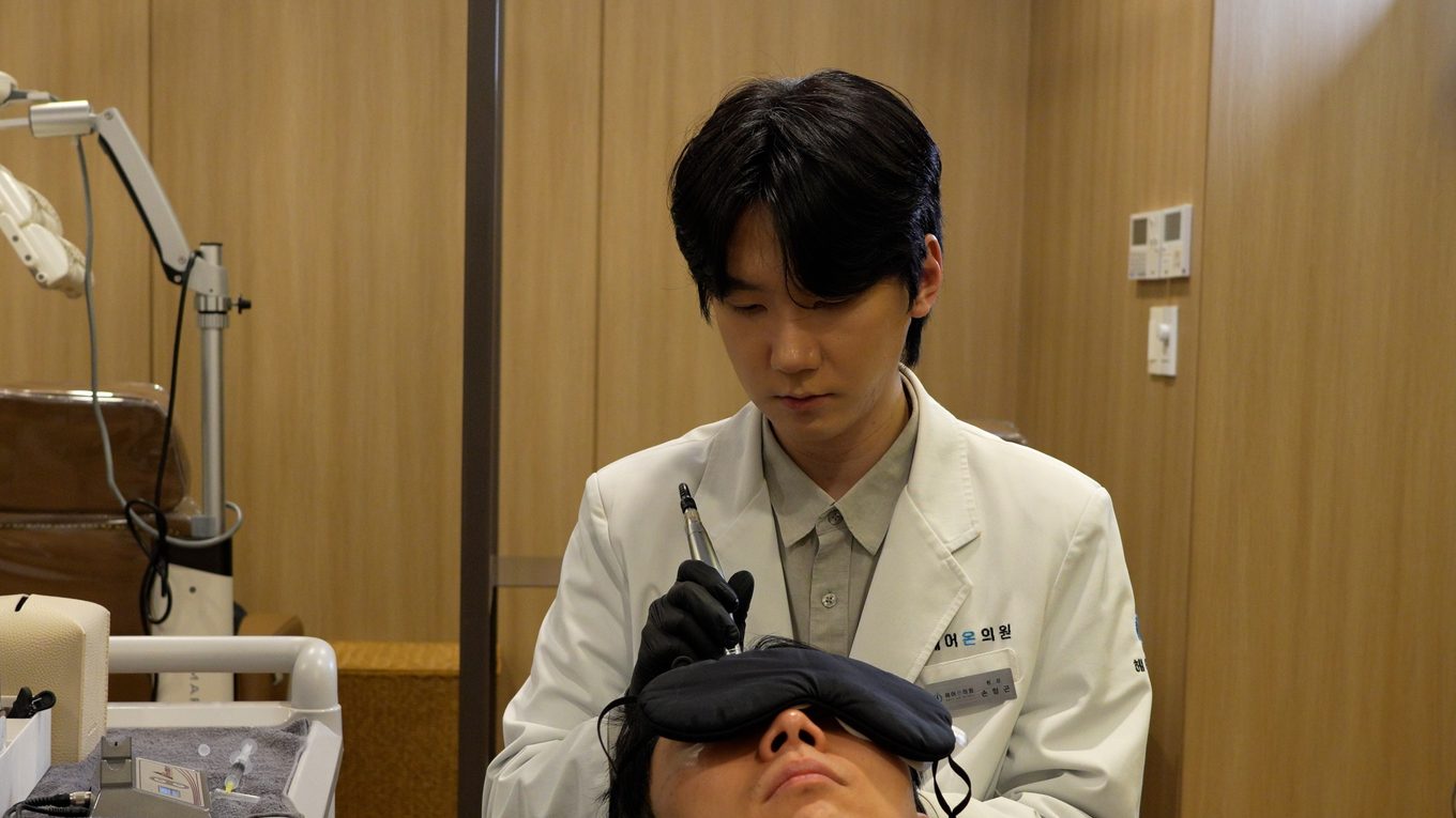 두피 환경의 회복을 돕는 PDRN에 EGF, bFGF, VEGF 등 성장인자 8종이 더해져 모낭이 성장하기 좋은 환경을 만드는 데 도움을 줄 수 있습니다.